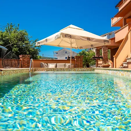 Luxury Pool 1 By Guide *